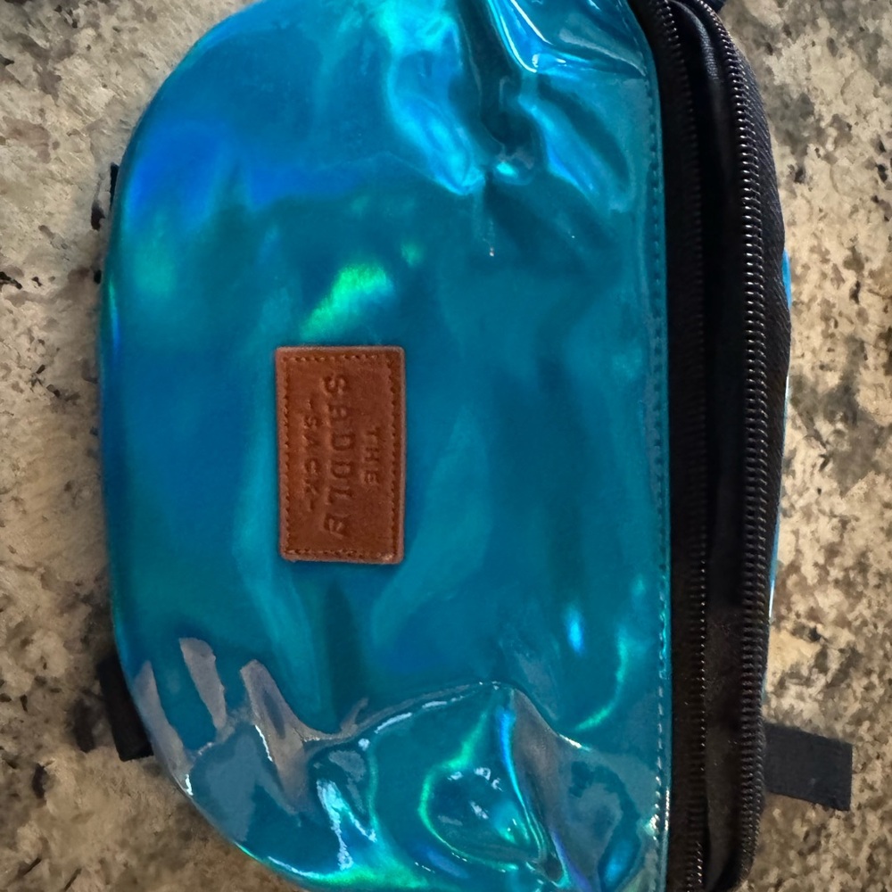 BNWT XL HOLOGRAPHIC SADDLE SACK XL